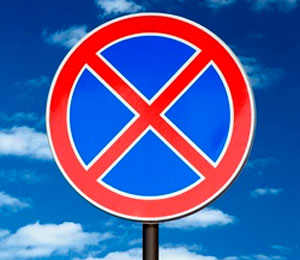 Новые дорожные знаки в Петербурге запретят ночную остановку