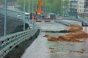 Сход двух оползней на трассе, построенной к саммиту АТЭС, во Владивостоке